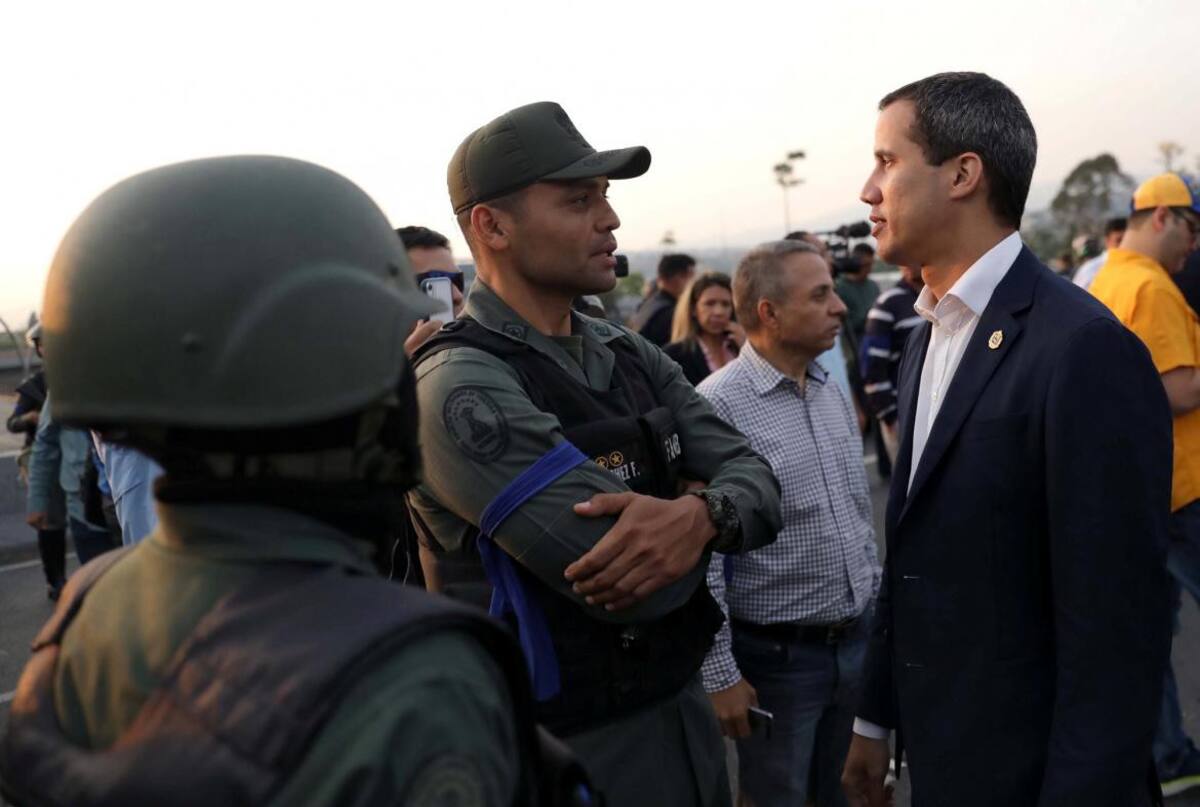 Tensión en Venezuela: militares anti Maduro liberaron a Leopoldo López, Juan Guaidó con militares, Reuters