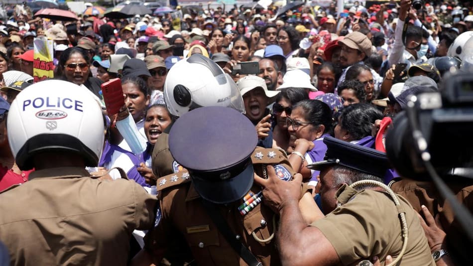 La policía reprime a las mujeres en su día. Foto: Reuters.