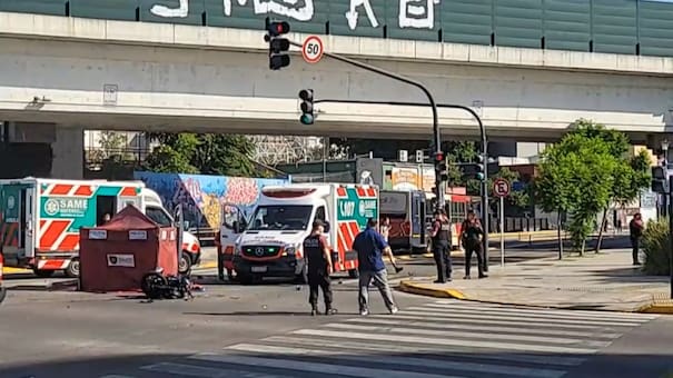 Tragedia en Año Nuevo: un colectivo atropelló a una moto y murieron dos personas en Palermo