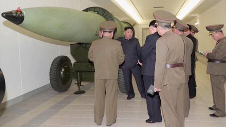 Kim Jong-Un junto a militares de su país observan armas nucleares. Foto: Reuters.