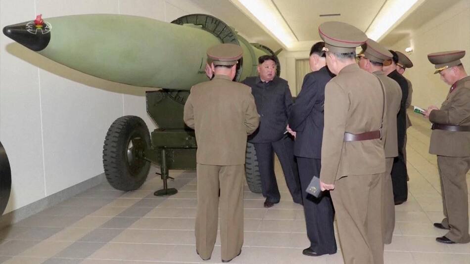 Kim Jong-Un junto a militares de su país observan armas nucleares. Foto: Reuters.