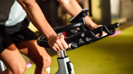 Bicicleta fija, ejercicios, deporte. Foto: Freepik.
