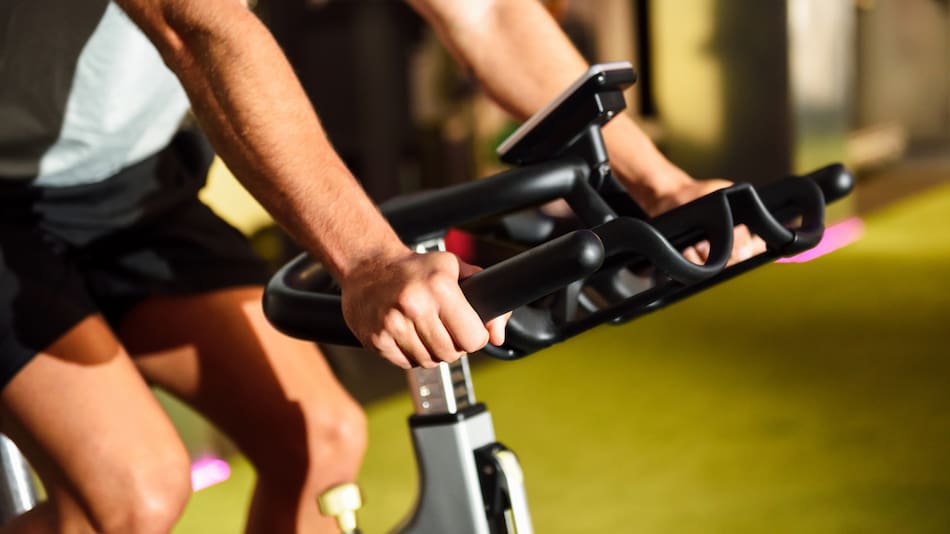 Bicicleta fija, ejercicios, deporte. Foto: Freepik.