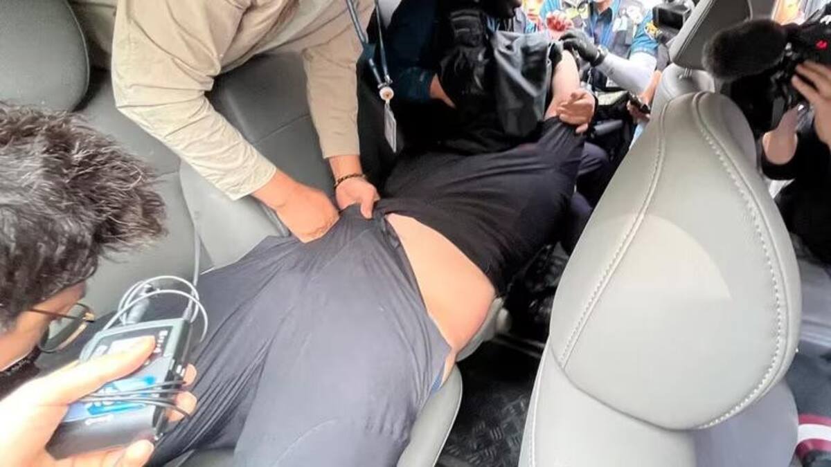 Pasajero detenido por abrir la puerta de un avión en pleno vuelo en Corea del Sur.