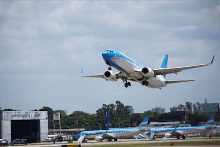 Avión de Aerolíneas Argentinas. Foto: Reuters/Agustin Marcarian