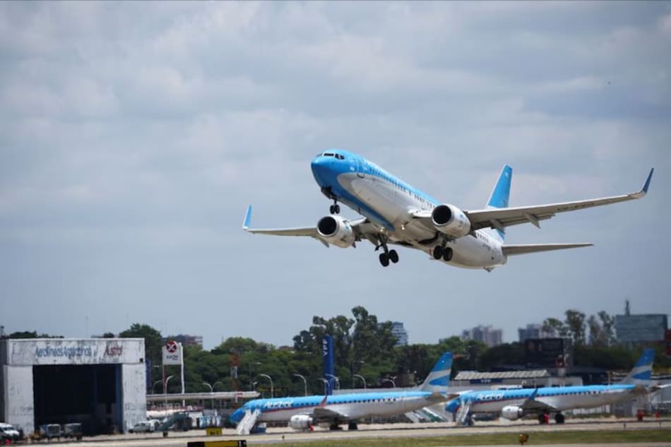 Avión de Aerolíneas Argentinas. Foto: Reuters/Agustin Marcarian