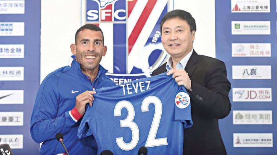 Carlos Tevez y presidente de Shanghai Shenhua