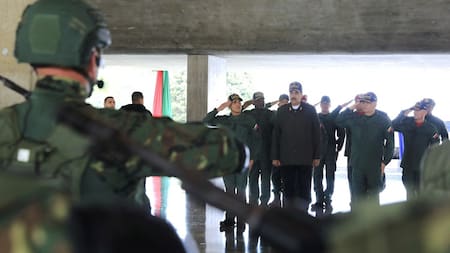 Nicolás Maduro visitó al personal militar en el Ministerio de Defensa. Foto: Reuters.