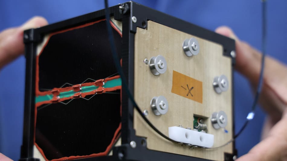 El satélite de madera lanzado al Espacio, LignoSat. Foto: Reuters.