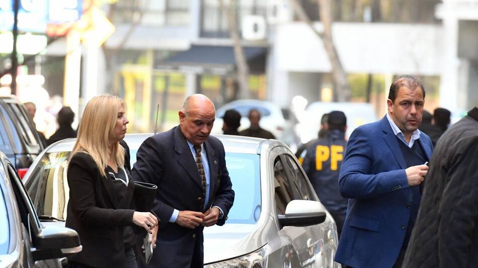 La jueza María Eugenia Capuchetti y el fiscal Carlos Rívolo en la casa de Cristina Kirchner. Foto: Telam.