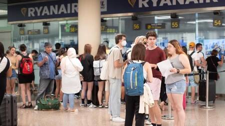Demoras y cancelaciones en Aeropuerto de España. Foto: EFE.