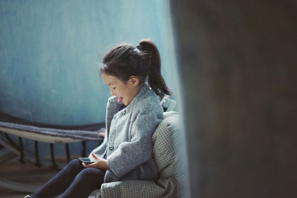 Niños, tecnología, retos virales. Foto: Unsplash