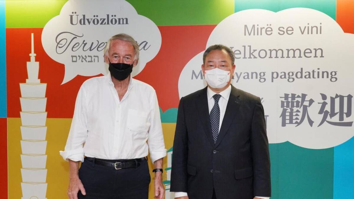 Senador demócrata Ed Markey y ministro de Taiwan, foto EFE