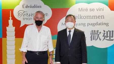 Senador demócrata Ed Markey y ministro de Taiwan, foto EFE
