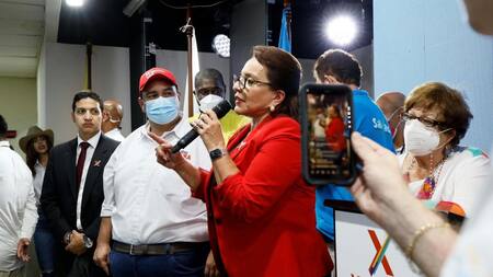 La candidata presidencial Xiomara Castro habla tras conocerse resultados parciales de las elecciones, EFE