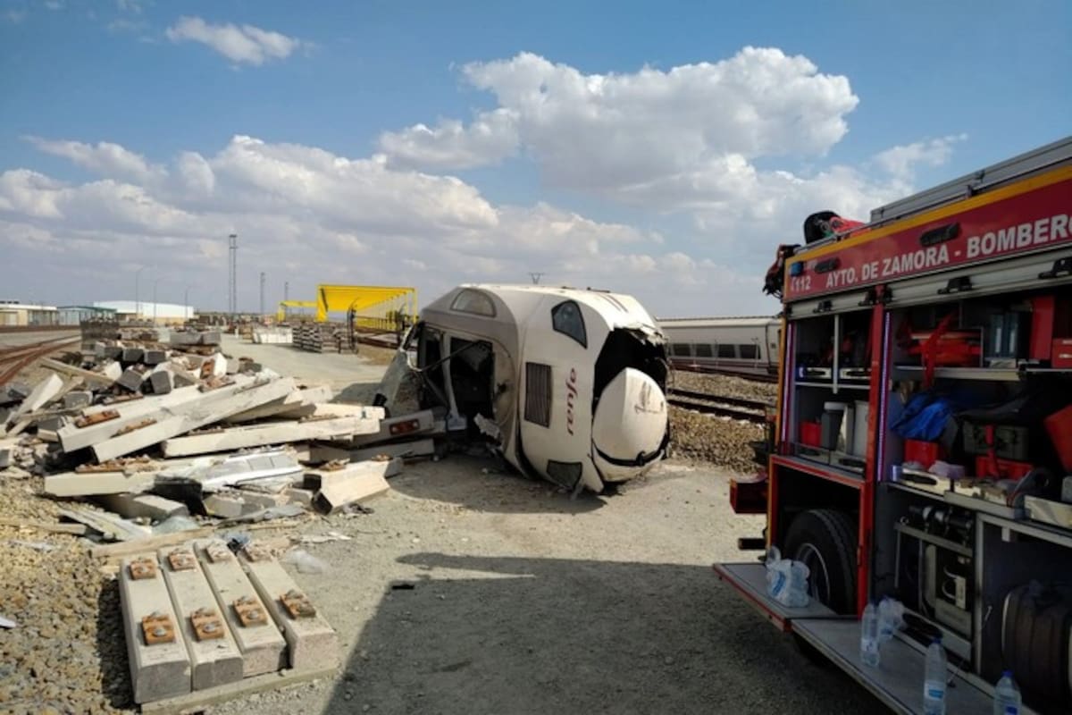 El accidente ocurrido en La Hiniesta, Zamora, dejó dos muertos, entre ellos un joven maquinista de 32 años que realizaba sus prácticas profesionales. La otra víctima fatal fue un hombre de 89 años, vecino de la zona, quien manejaba el vehículo impactado.