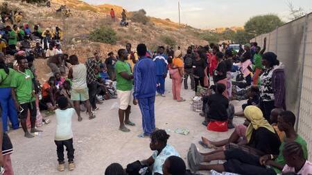 Un grupo de migrantes espera en la isla de Lampedusa. Foto: EFE