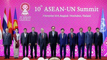 Los lideres del ASEAN en la primera sesión de la cumbre en Bangkok, REUTERS