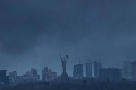El humo en Kiev después de un ataque de misiles rusos. Foto: Reuters.