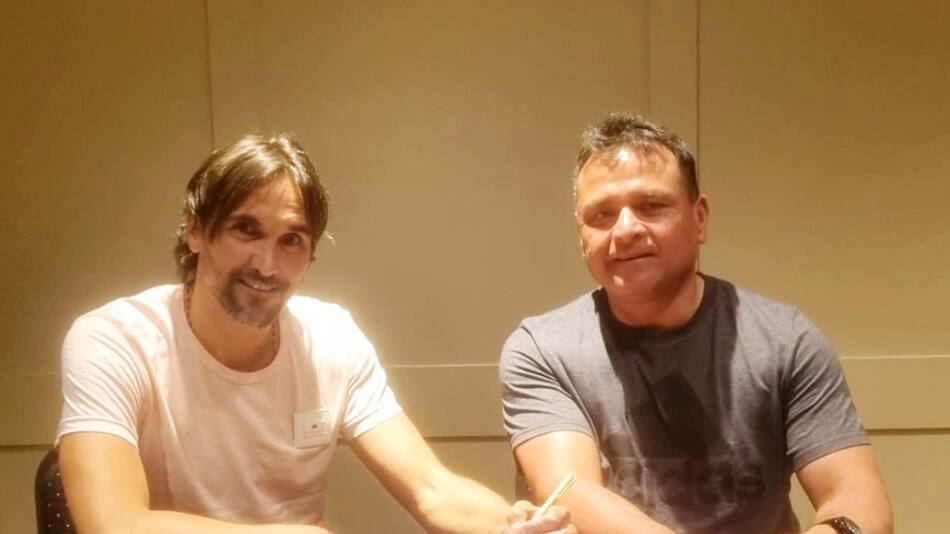 Firma de contrato de Diego Martínez como técnico de Boca. Foto: @BocaJuniors.