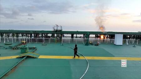 Ataque de los hutíes contra un barco petrolero en el mar Rojo. Foto: Reuters