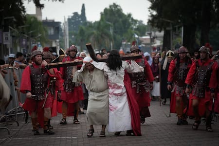 Malvinas Argentinas vivió el Vía Crucis junto a sus comunidades parroquiales