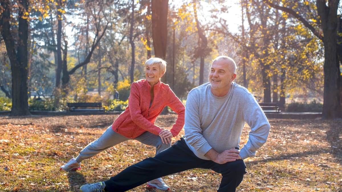 Fuerza, equilibrio y autonomía después de los 60: el ejercicio que todos los adultos mayores deberían empezar a hacer en casa