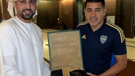 Riquelme recibió su bisht en la previa a la Supercopa Internacional. Foto: NA.