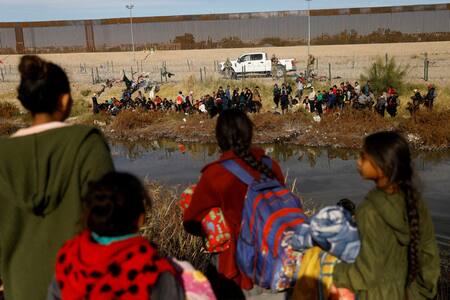 Migrantes intentando entrar desde México a Estados Unidos. Foto: Reuters.