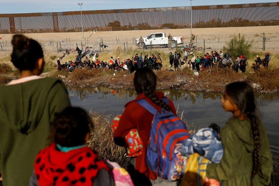 Migrantes intentando entrar desde México a Estados Unidos. Foto: Reuters.
