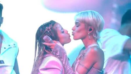 Beso entre Emilia Mernes y Tini Stoessel en los premios Lo Nuestro. Foto: Captura de video.
