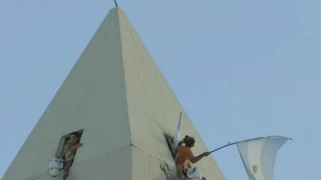 Volvieron a vandalizar el Obelisco. Foto: NA.