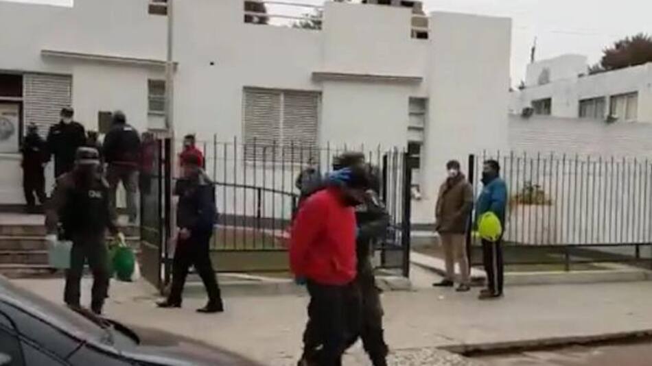 Coronavirus, Argentina, preso liberado caminando por la calle