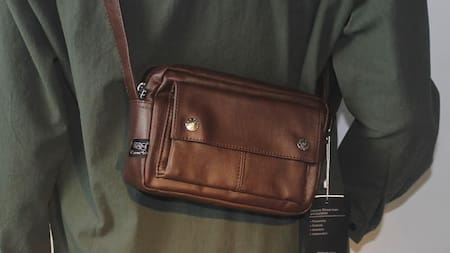 Olvidate de las mochilas: la nueva estrella de la moda masculina que marca tendencia para el otoño-invierno 2026