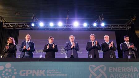 Alberto Fernández encabezó firma de contratos para el Gasoducto Néstor Kirchner. Foto: NA.