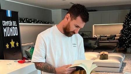 Messi con el libro de firmas que le regalaron sus vecinos de Funes. Foto: Gentileza Kentucky Club de Campo.
