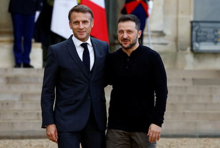 Volodimir Zelenski y Emmanuel Macron en Francia. Foto: REUTERS.