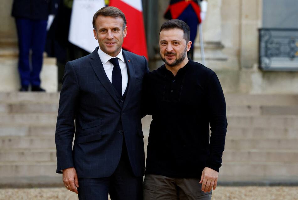 Volodimir Zelenski y Emmanuel Macron en Francia. Foto: REUTERS.