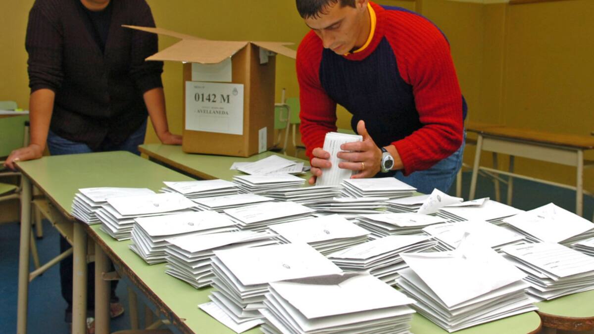 Las autoridades de mesa deben completar la información sobre los resultados en una planilla. Foto: NA.