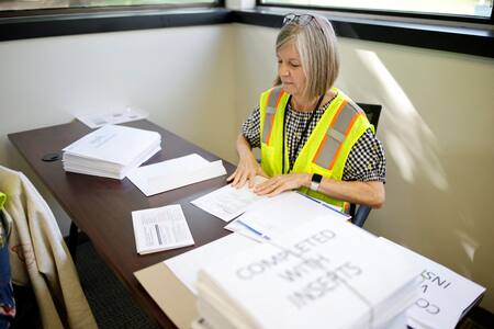Trabajadores electorales preparan las papeletas de voto en ausencia para las próximas elecciones antes de enviarlas por correo a los votantes, en la Junta Electoral de Wake en Raleigh, Carolina del Norte. Foto: Reuters