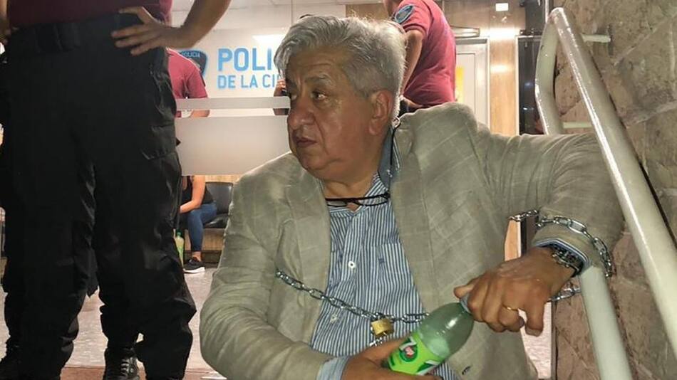 Julio Piumato, encadenado en comisaría