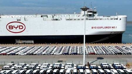 Llegó al país el barco chino de la polémica: descargó cerca de 5.800 autos híbridos y eléctricos