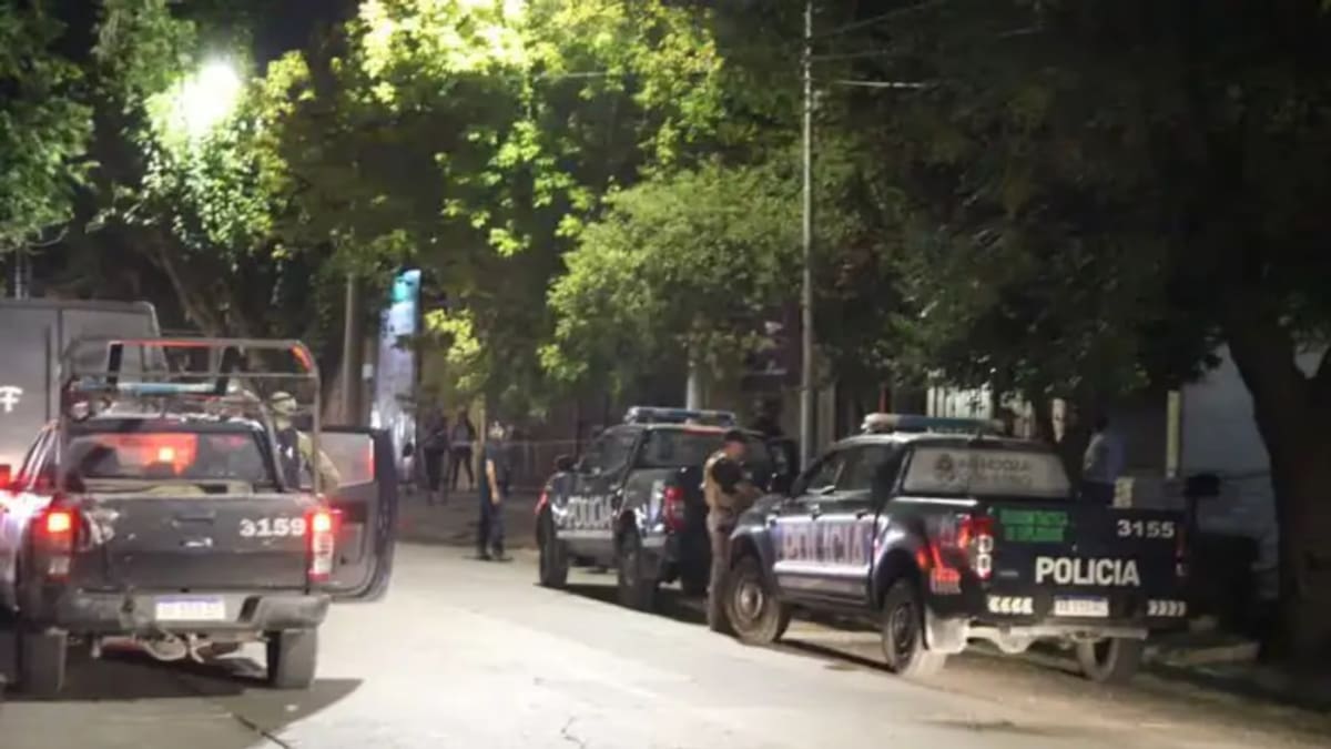 Un niño murió al quedar en medio de un tiroteo en Mendoza.
