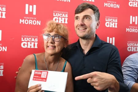 Entrega de tarjeta de beneficios para jubilados en Morón por parte del intendente Lucas Ghi.