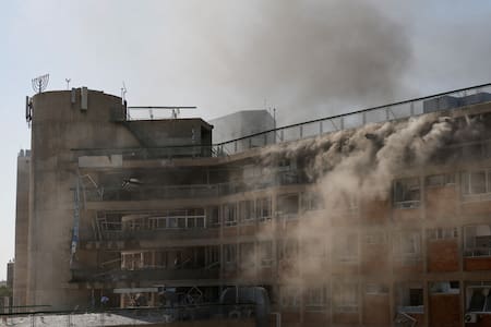 Ataque de Irán contra un hospital de Israel. Foto: REUTERS/Amir Cohen.