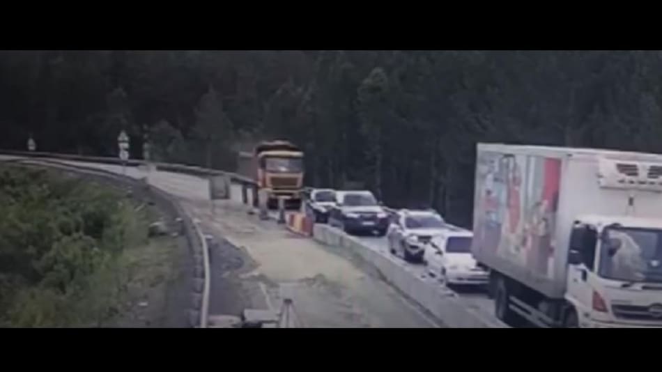 VIDEO RT, a un camión le fallan los frenos provoca un accidente en cadena mortal