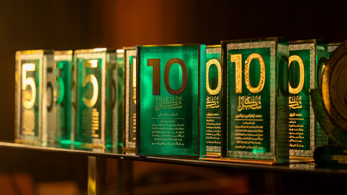 Fila de premios verdes con los números cinco y diez.