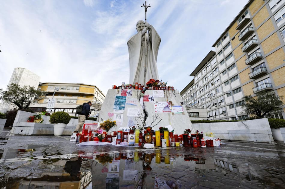 Estatua de Juan Pablo II. Foto: EFE (Fabio Frustaci)