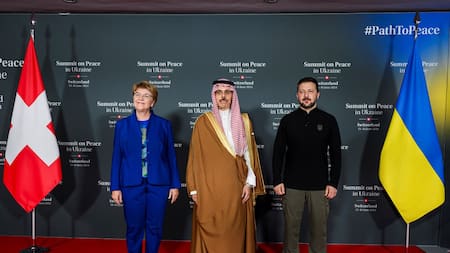 Faisal bin Farhan (medio) en la Cumbre de la Paz en Suiza. Foto: Reuters.