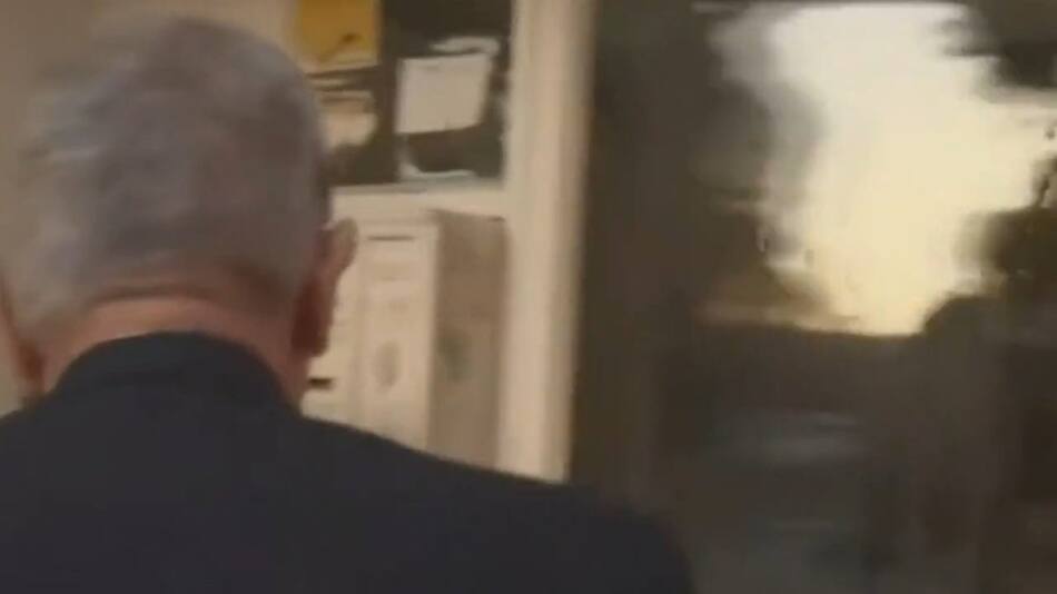 Sirena de bombardeo en Israel en pleno móvil de Nelson Castro. Foto: Captura de video.